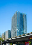 城市高楼与高架桥景观