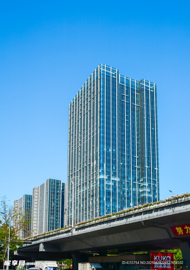 城市高楼与高架桥景观