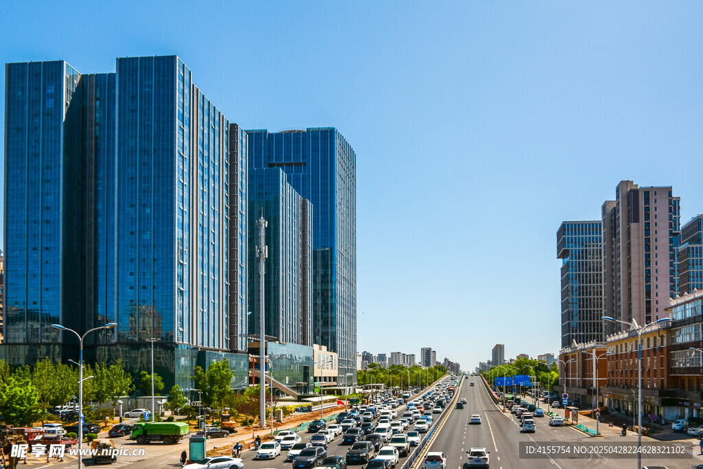城市道路旁的现代高楼景观