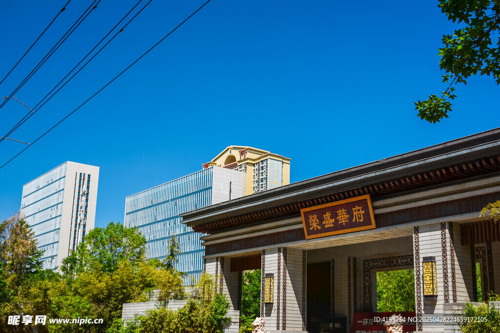 中式门楼与现代建筑相映