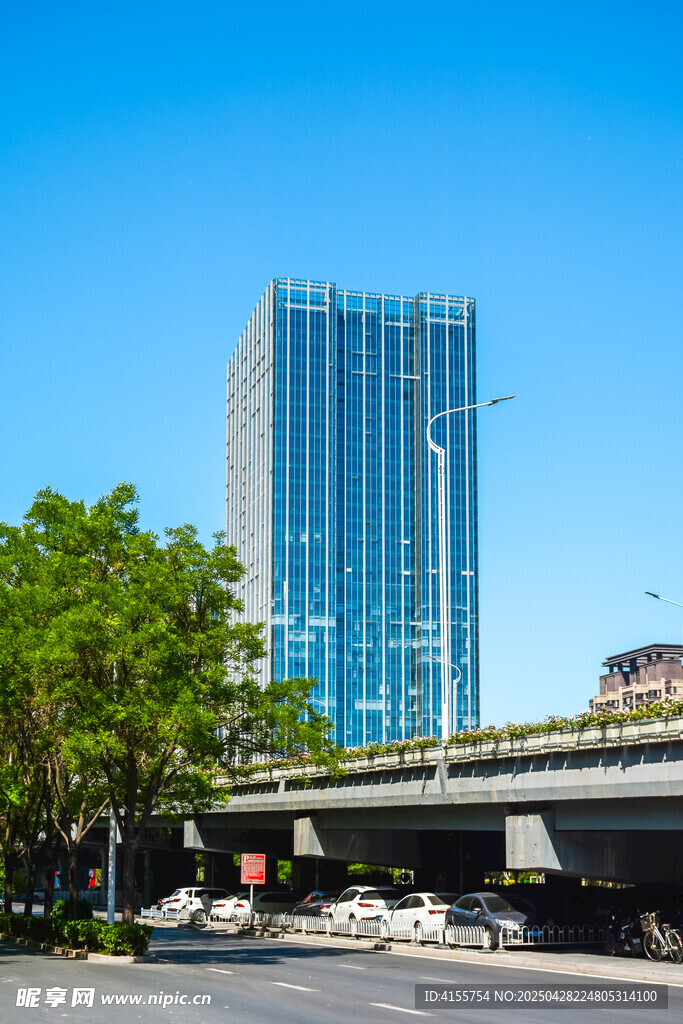 城市高楼与桥梁景观