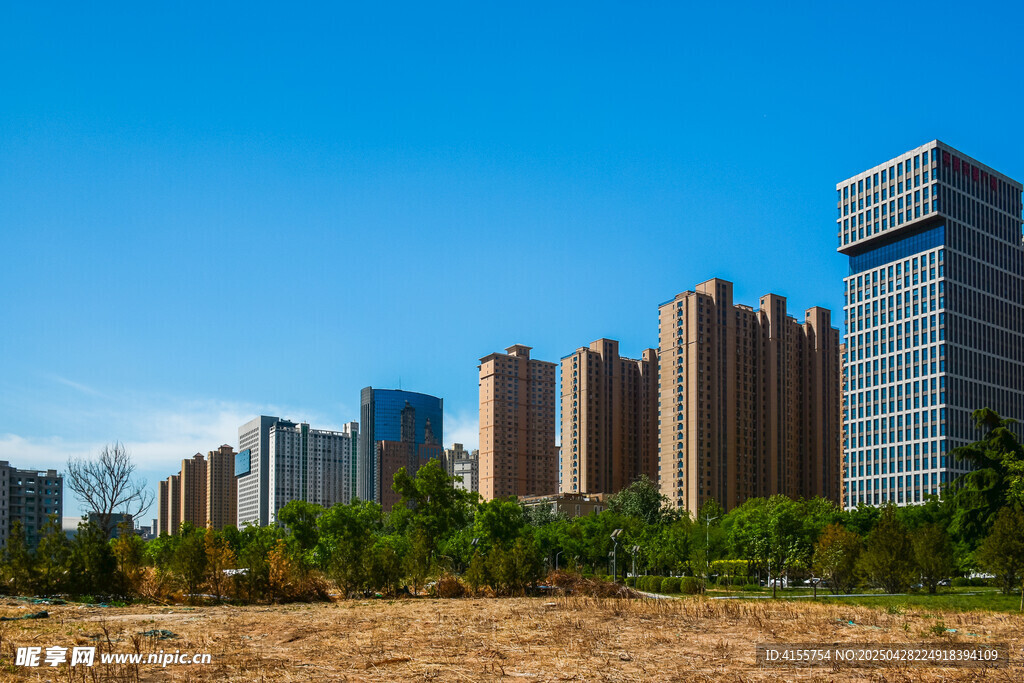 城市高楼与开阔草地景观