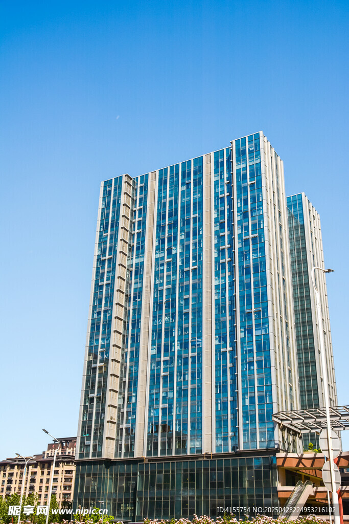 现代高层玻璃幕墙建筑