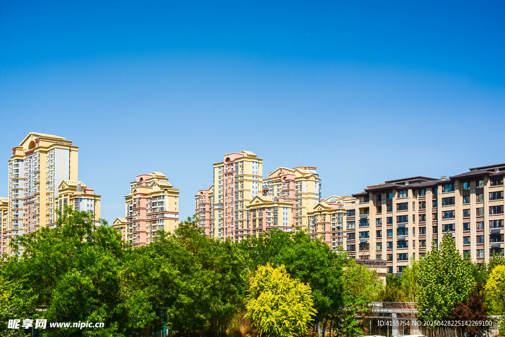 城市绿树环绕的高档小区建筑