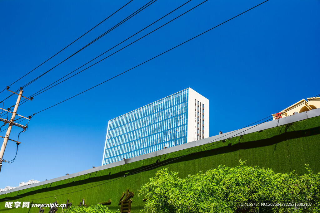 城市中高楼与绿色围挡