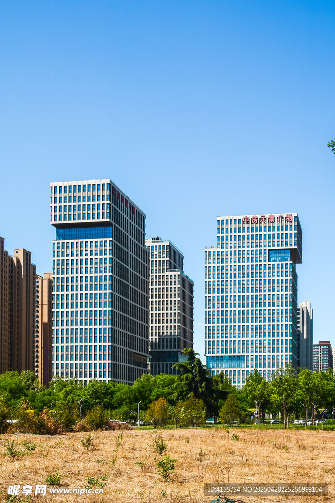 城市高楼与开阔草地景观