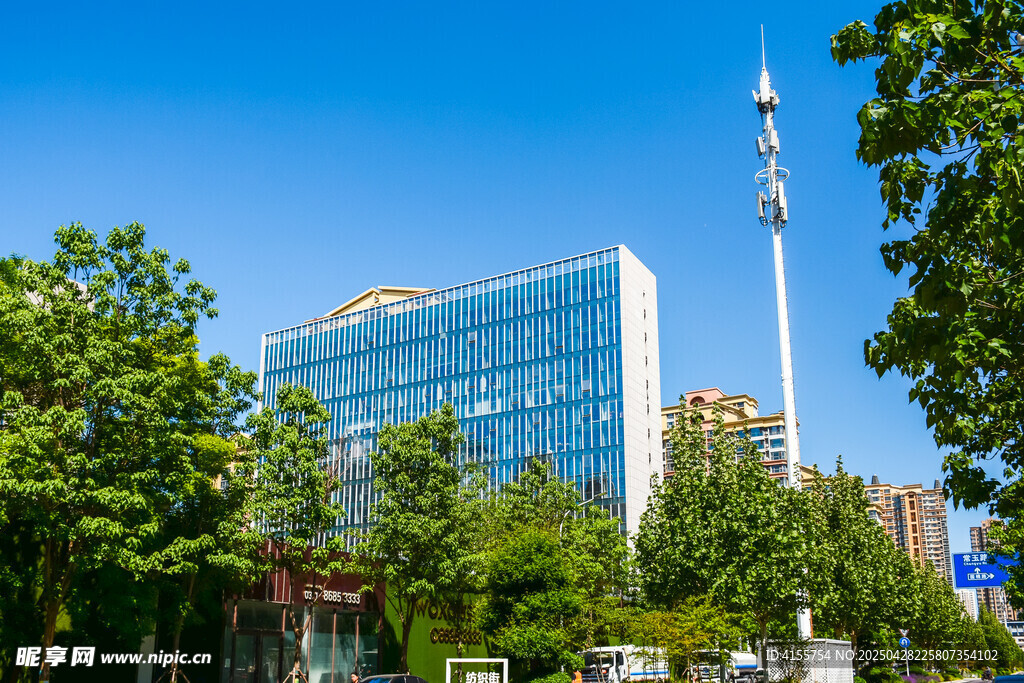 城市中的现代建筑与绿树