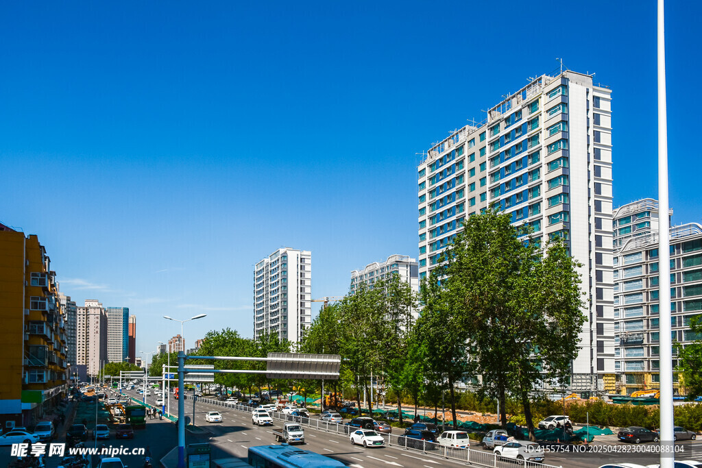 城市繁华街景与高楼大厦