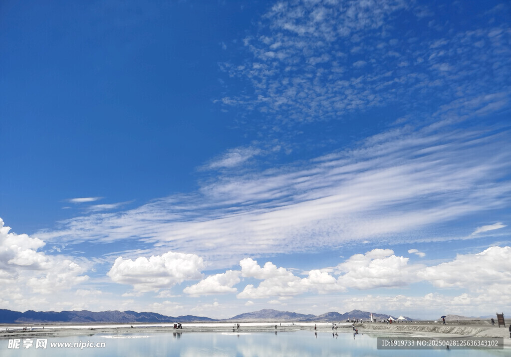 蓝天碧水间的美丽景致