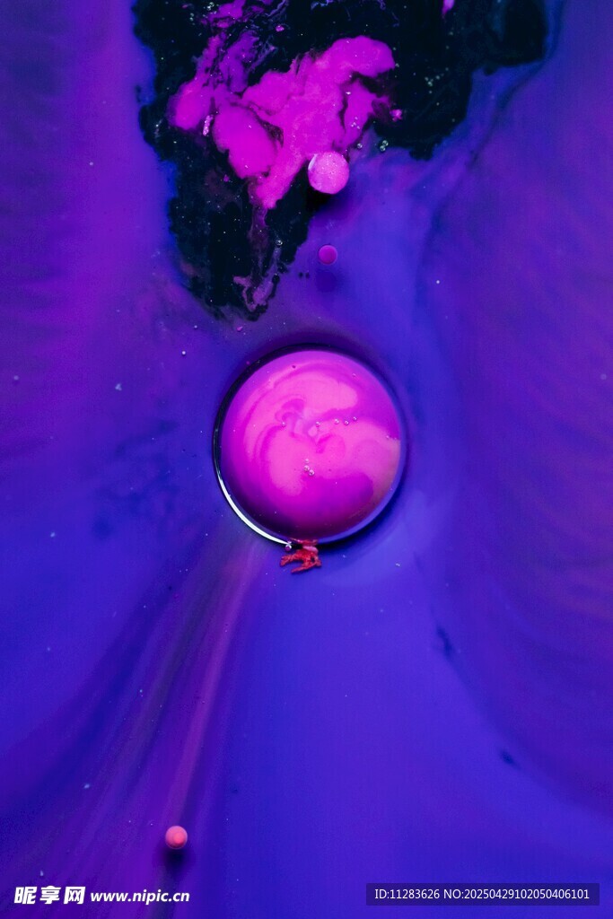 紫色液体滴入水中的瞬间