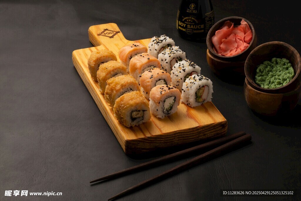 美味寿司拼盘及蘸料