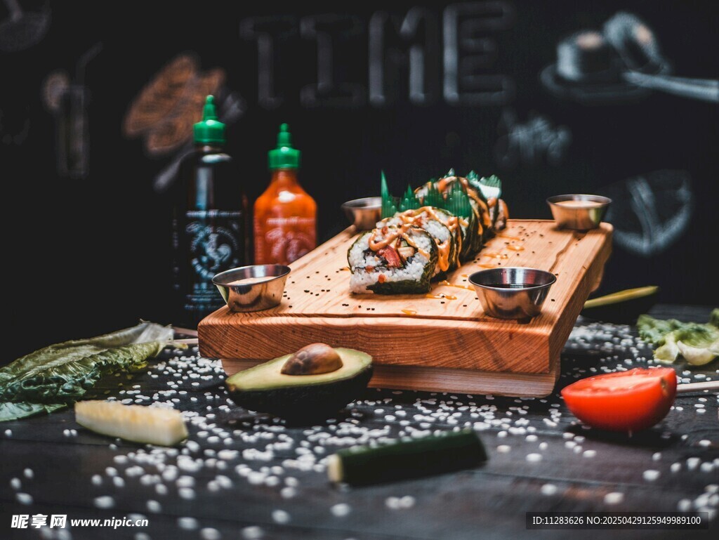 美味寿司拼盘与调料搭配