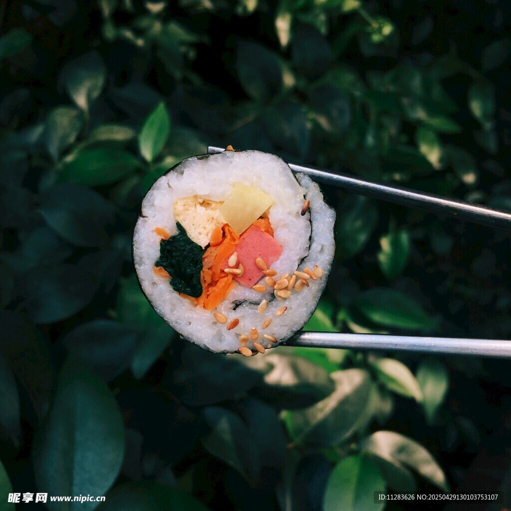 筷子夹起美味寿司卷