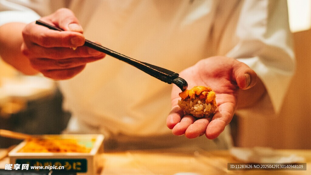 手用筷子夹取美味食物