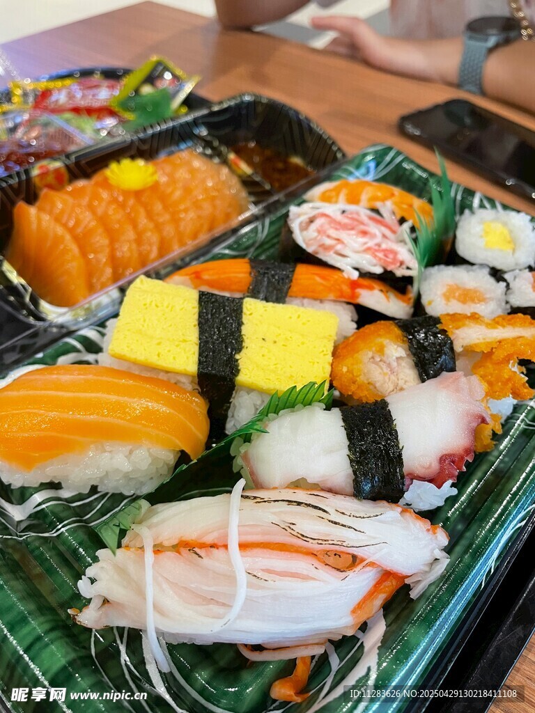 多样美味寿司拼盘展示