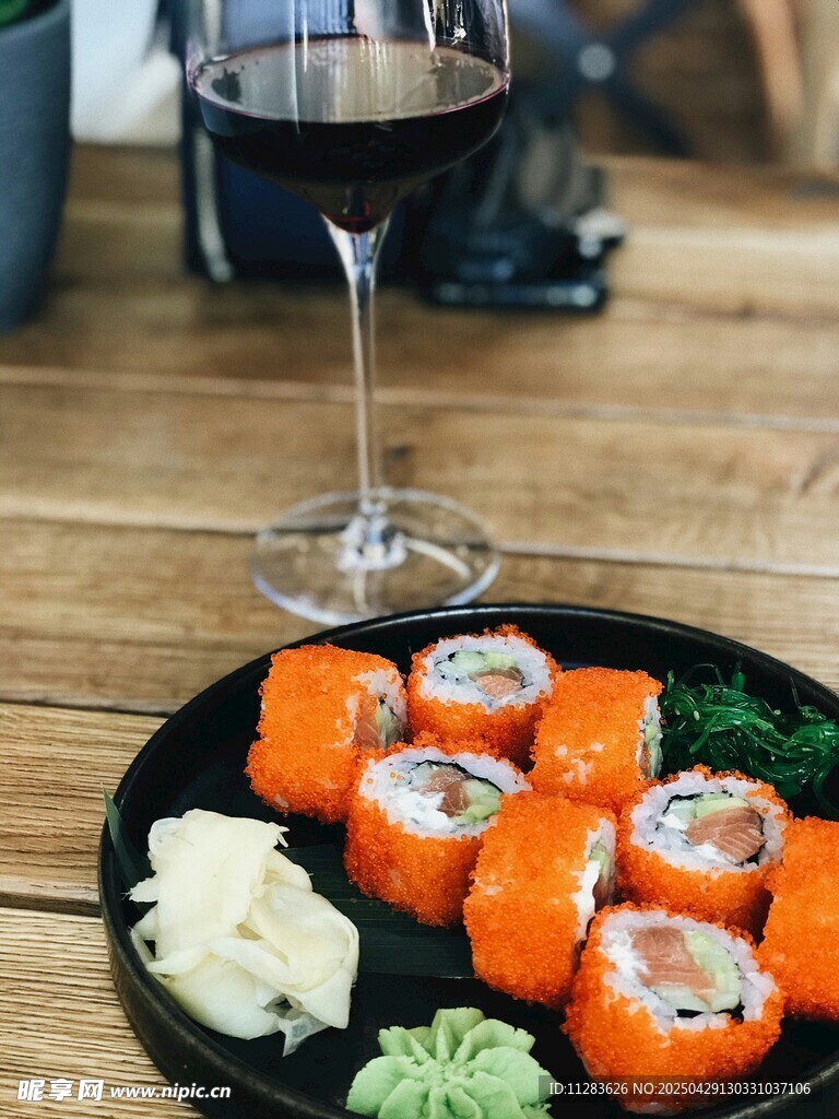 寿司配红酒的精致餐点