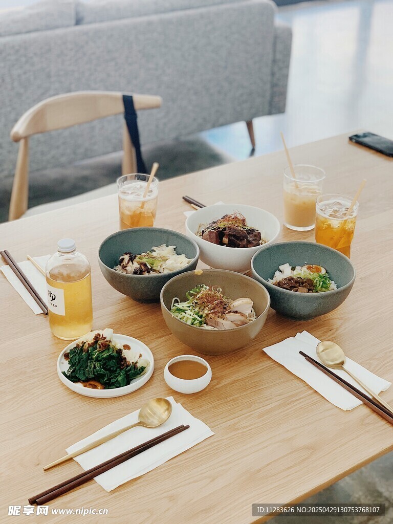 简约日式餐桌美食场景