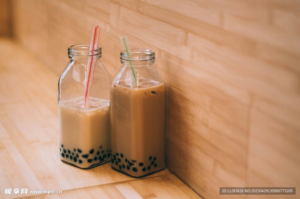 玻璃瓶中的美味珍珠奶茶