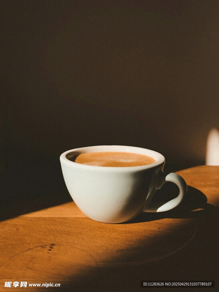 木桌上的一杯热咖啡