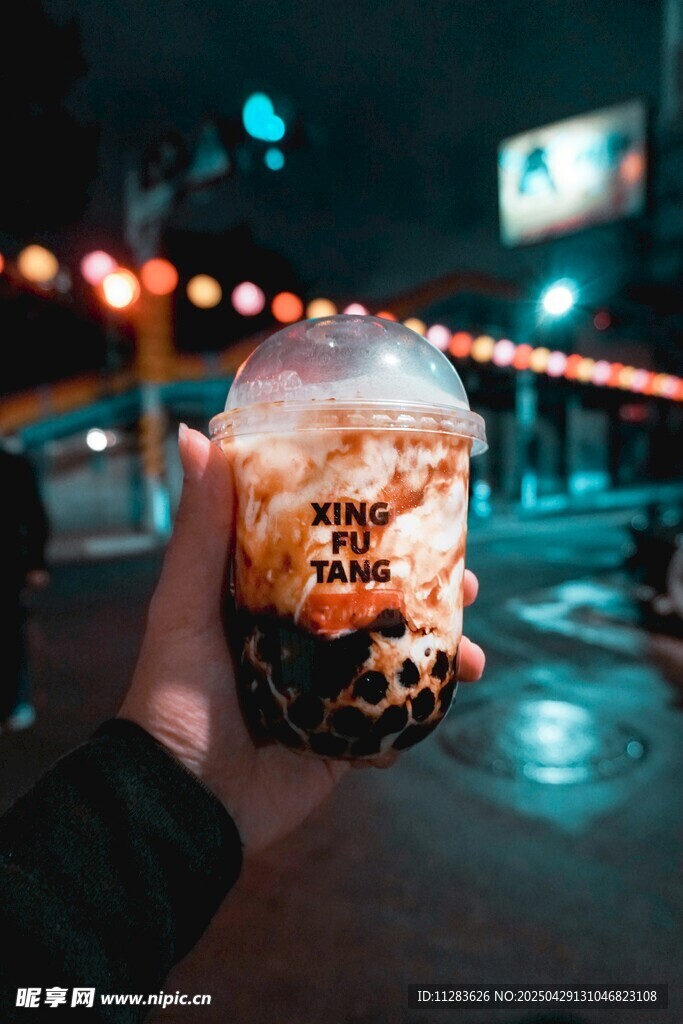 夜晚手持美味冰饮
