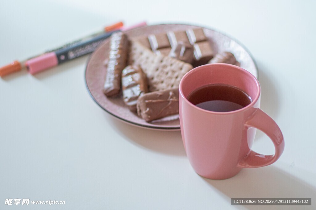 粉色杯与甜点的惬意时光