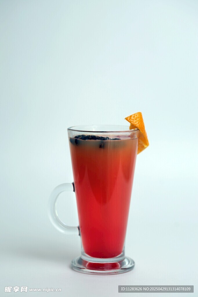 红色水果茶配橙片装饰