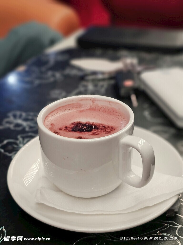 白色杯中的美味热饮