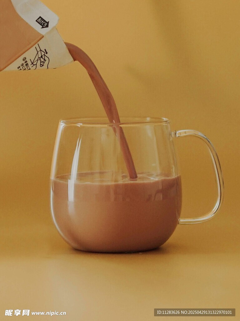 巧克力饮品倒入透明玻璃杯