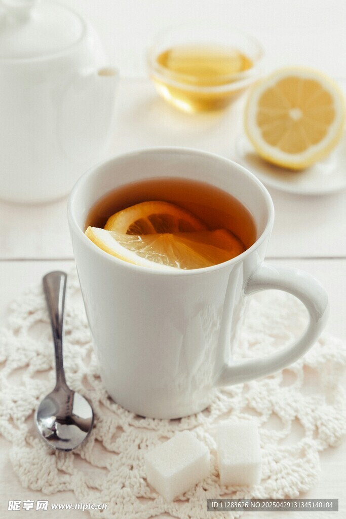 白色杯中的柠檬热茶