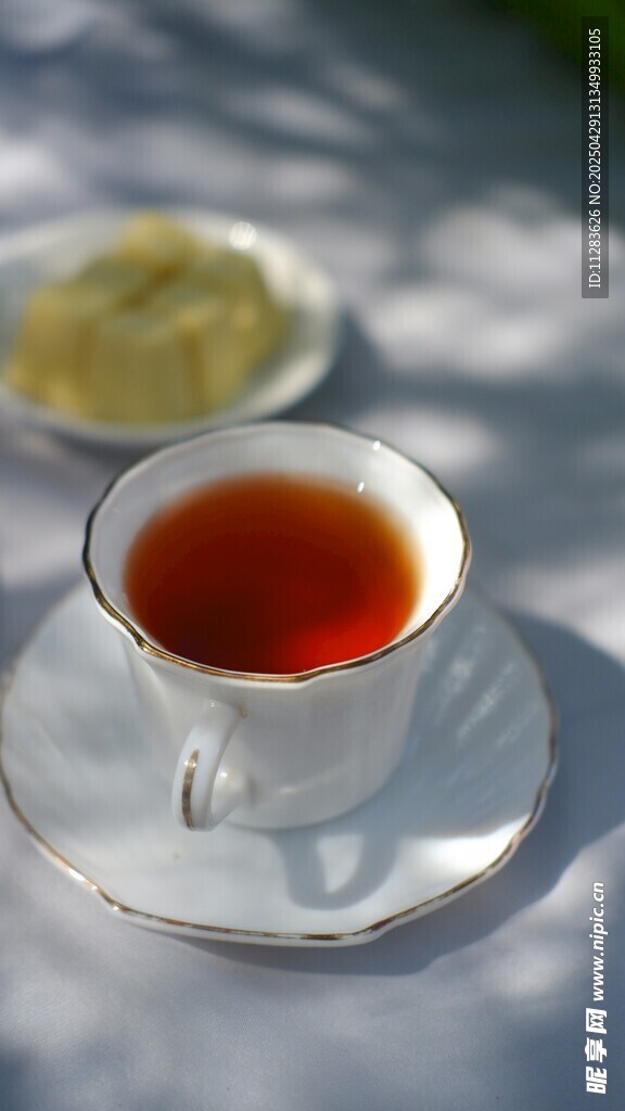 精致白瓷杯中的红茶