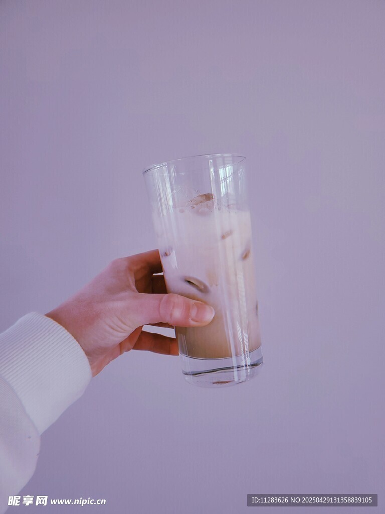 手持玻璃杯饮品特写