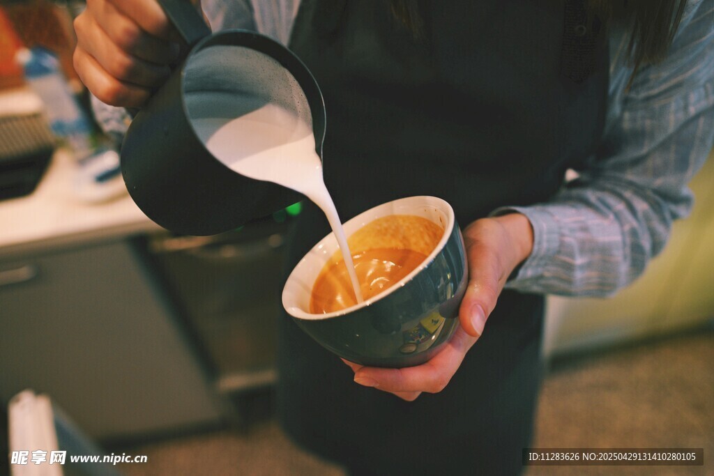 咖啡师正在制作拉花咖啡