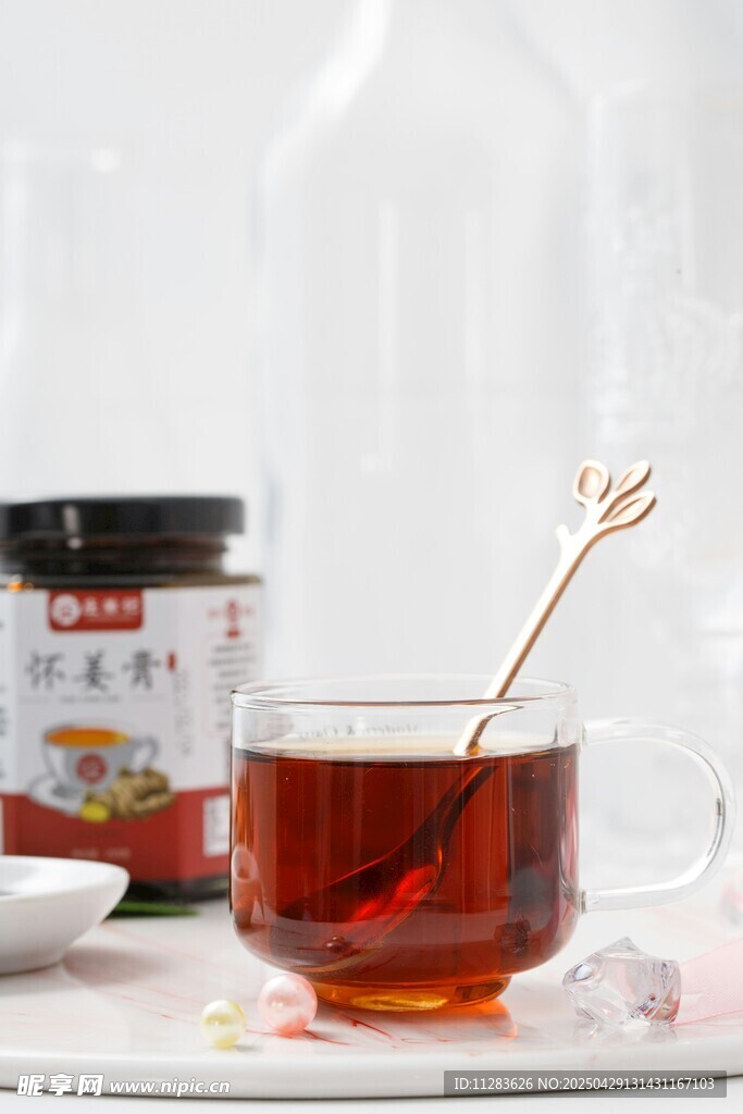 杯中红茶与精致茶具