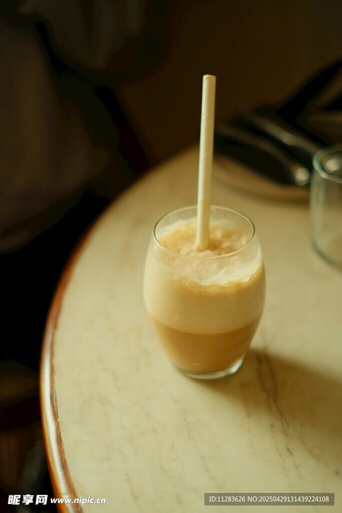 玻璃杯中的美味奶昔