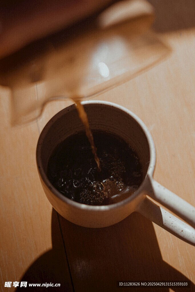 咖啡正倒入复古咖啡杯中