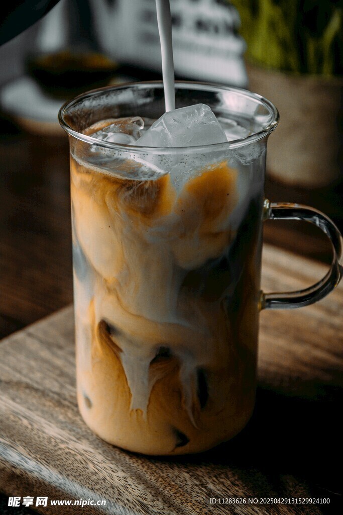冰咖啡倒入杯中瞬间