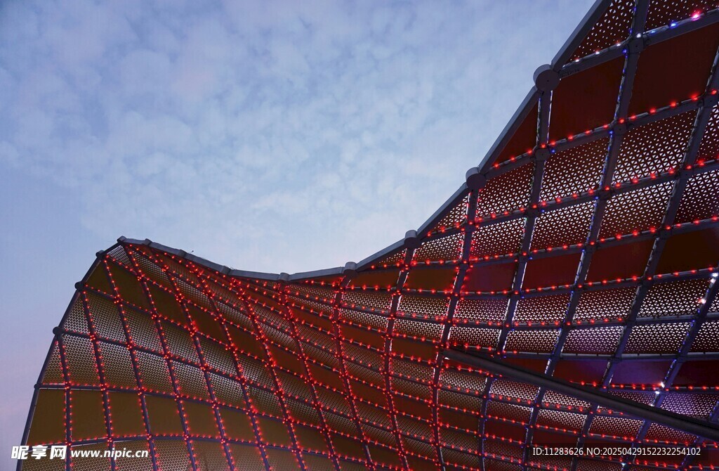 红色弧形建筑外观特写