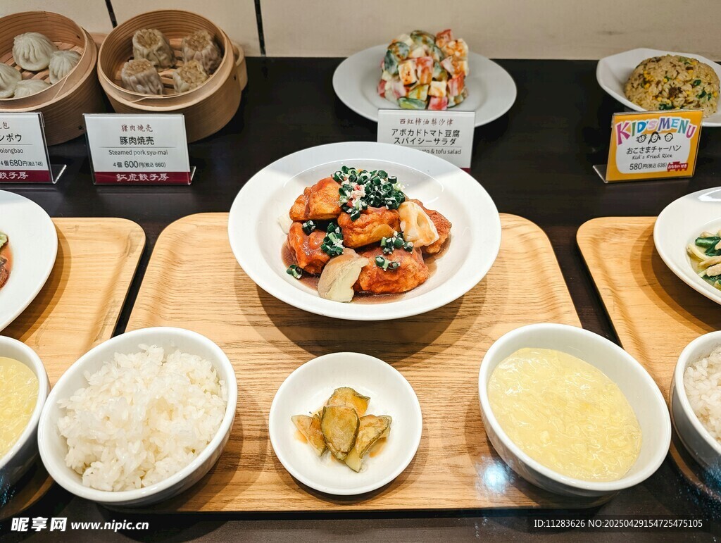 丰盛中式餐食展示