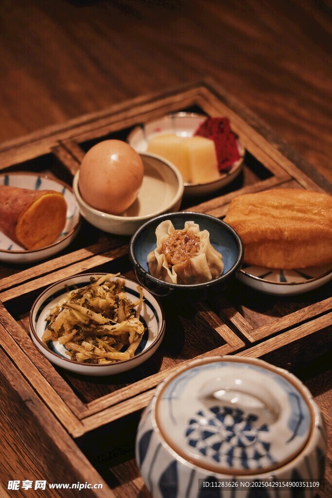 中式传统早餐拼盘展示
