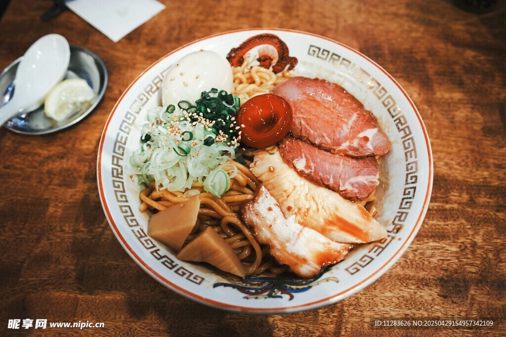 丰盛日式盖饭美食展示