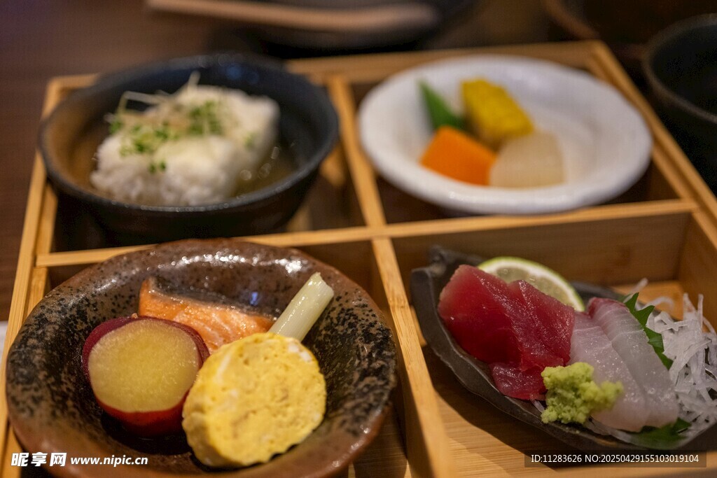 精致日式分格餐食拼盘