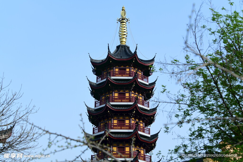 中式古塔矗立蓝天绿树间