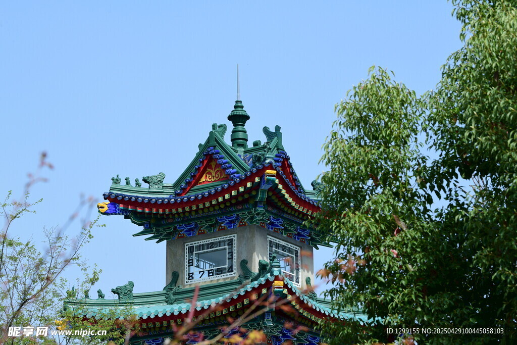 中式古亭 色彩绚丽的建筑