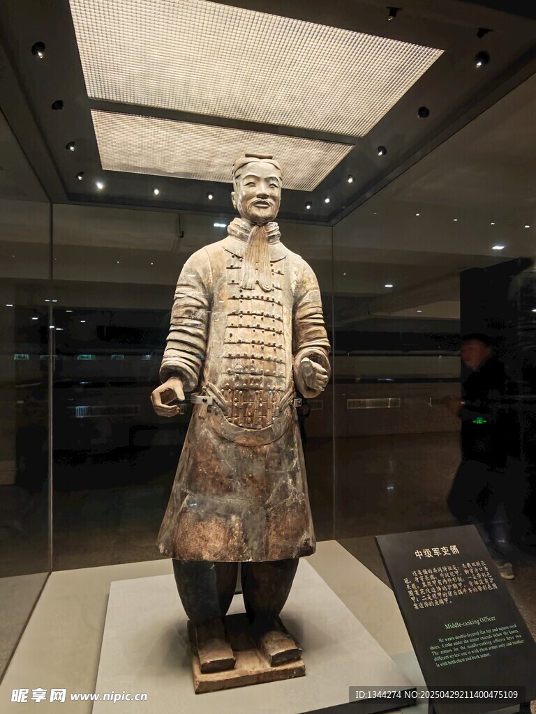 秦代兵马俑中级军吏俑