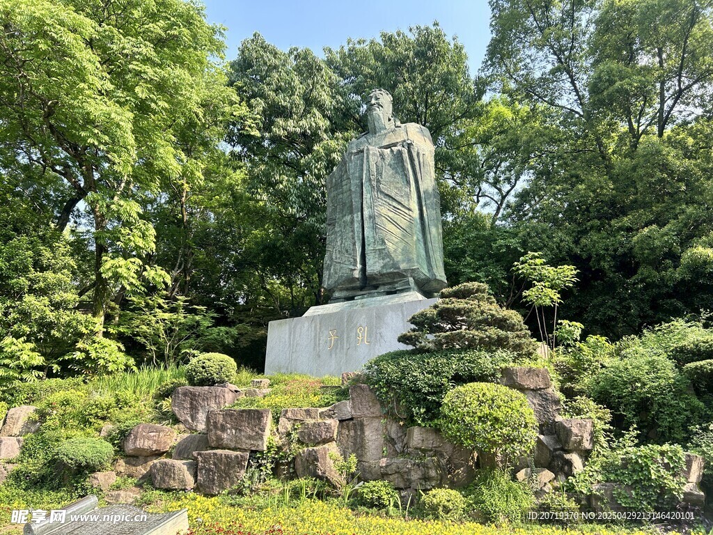 林中古朴雕像景观