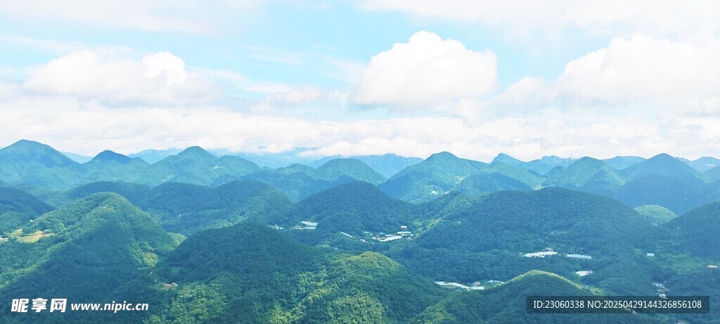 青山绵延的秀丽自然风光