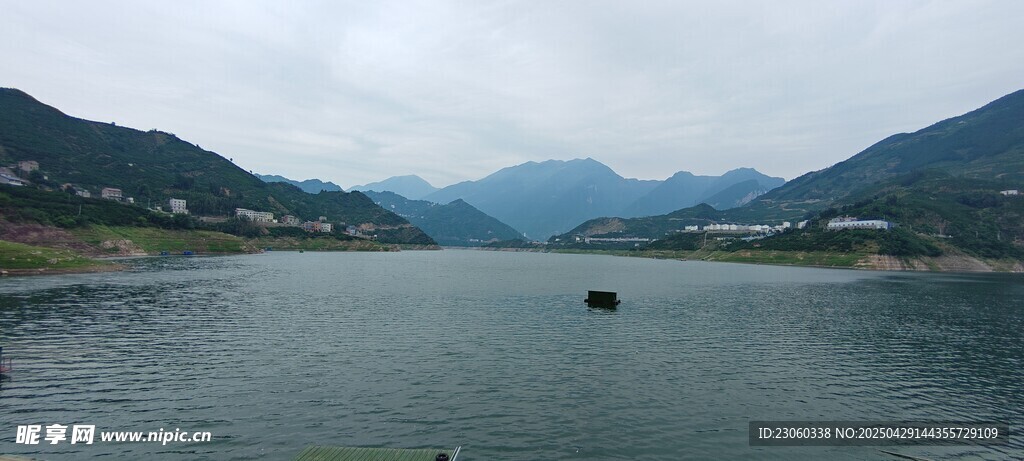 宁静山水间的开阔水域