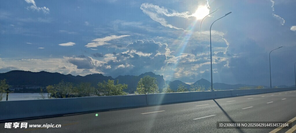 公路上的阳光与蓝天美景
