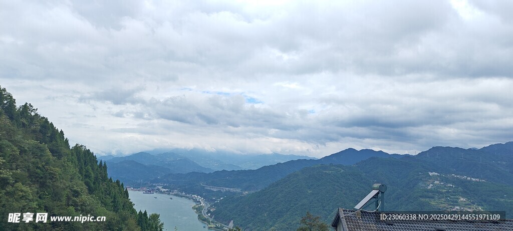 山间远眺湖景秀丽风光
