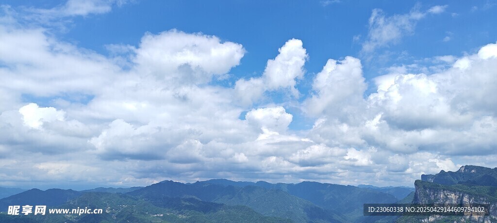 蓝天白云下的壮美山峦